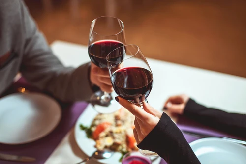 Anstoßen mit Rotwein